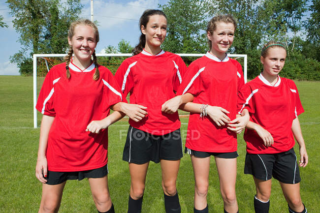 Girl soccer players make defensive wall — Stock Photo