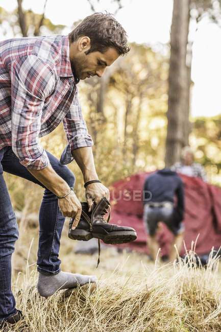 Homem caminhante colocando em caminhada boot na floresta, Deer Park, Cape Town, África do Sul — Fotografia de Stock