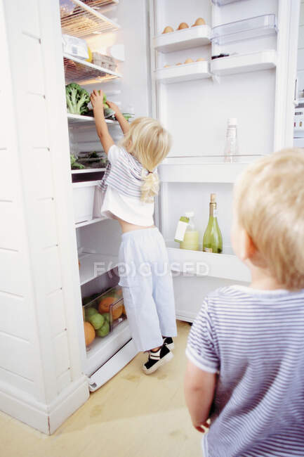 Menina na cozinha — Fotografia de Stock