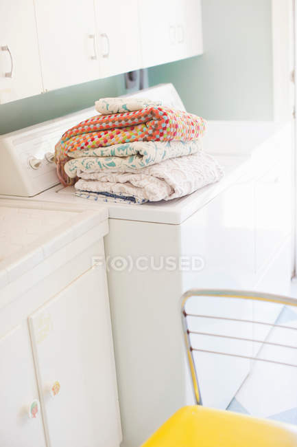 Wäschestapel auf Waschmaschine bei Tageslicht — Stockfoto
