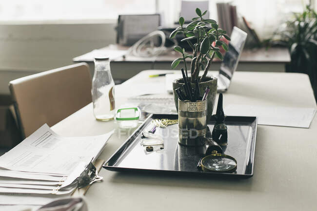Робоче місце з чашкою кави і книгою на столі — стокове фото