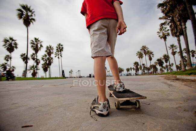 Хлопчик їде на скейтборді в парку — стокове фото
