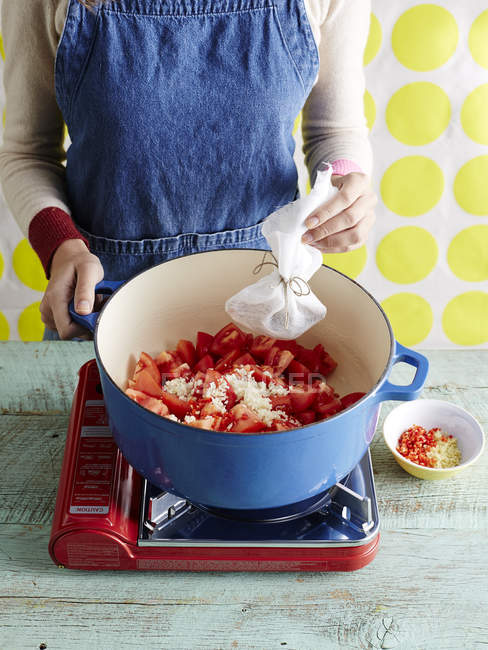Femme préparant ketchup tomate — Photo de stock
