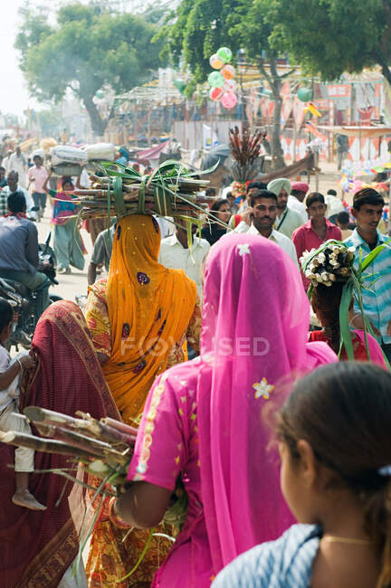 Gente en el festival de camellos pushkar - foto de stock