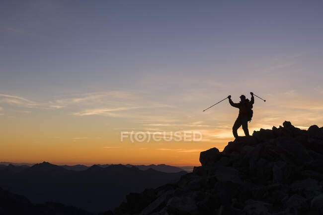 Männlicher Wanderer auf dem Sahalearm, North Cascades National Park, Washington, USA — Stockfoto
