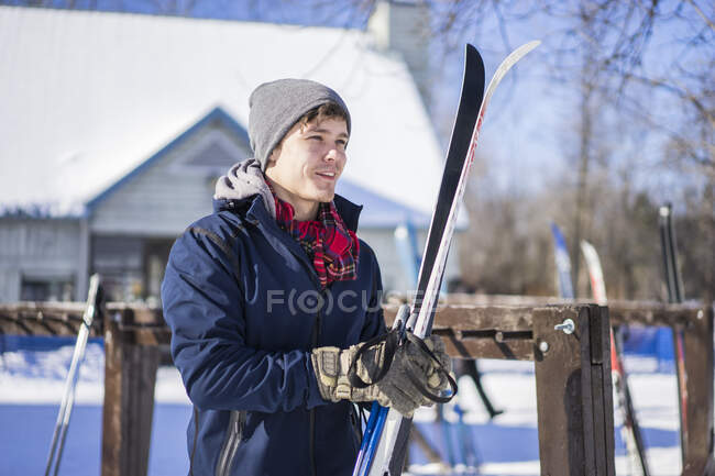 Millenial man about to cross country ski, Montreal, Quebec, Canadá - foto de stock