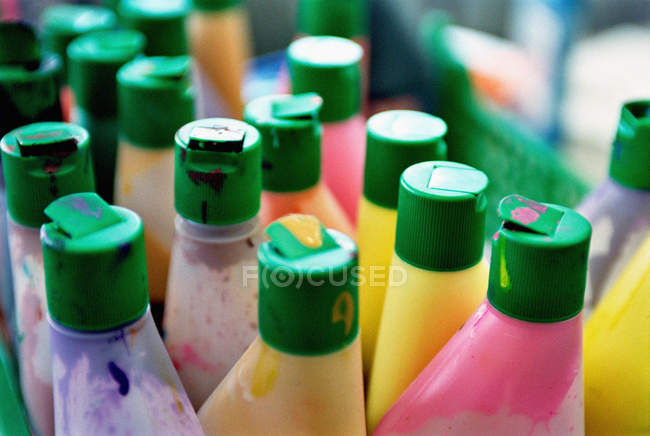 Primer plano de botellas de pintura colocadas en una fila - foto de stock