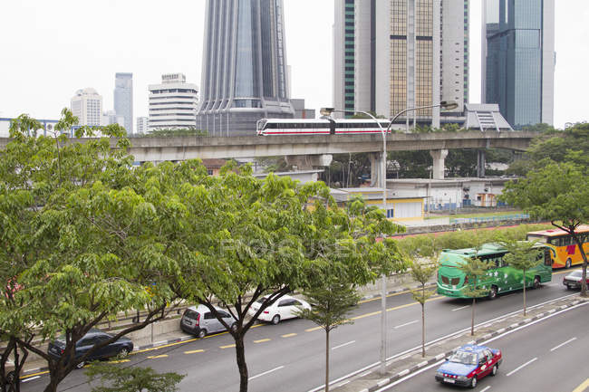 Vista del monorraíl y la autopista, Kuala Lumpur, Malasia - foto de stock