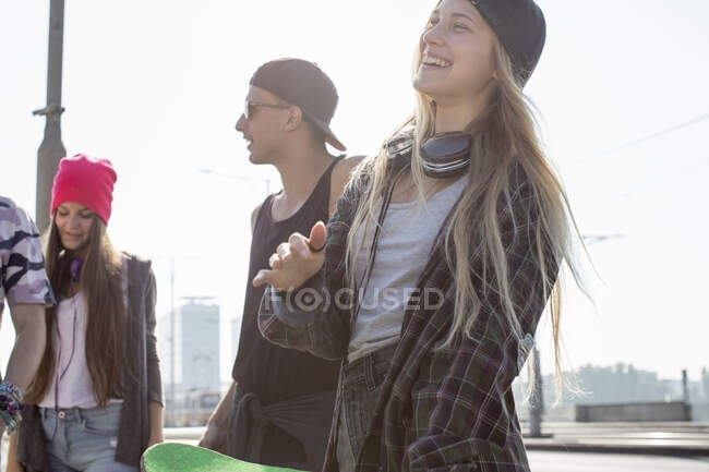 Skateboarders walking on street, Budapest, Ungheria — Foto stock