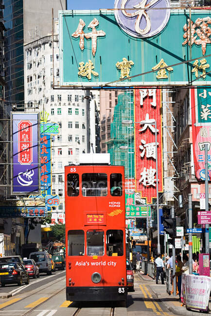 Tram sur une rue hong kong — Photo de stock