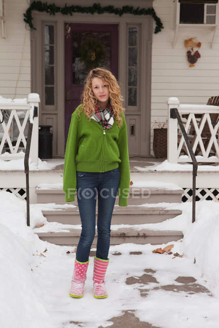 Teenage girl outside house, portrait — Stock Photo