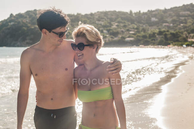 Casal caminhando juntos na praia — Fotografia de Stock