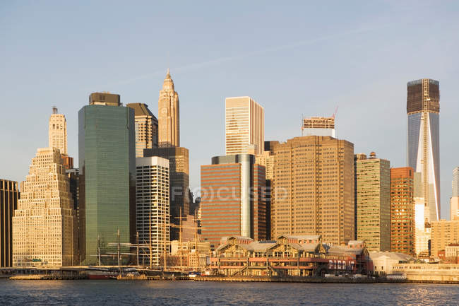 Río con paisaje urbano de Nueva York durante el atardecer, Estados Unidos - foto de stock