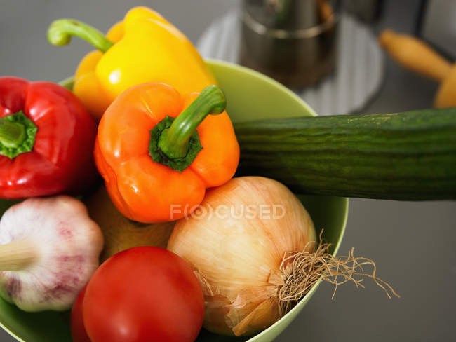 Tazón de verduras frescas, primer plano tiro - foto de stock