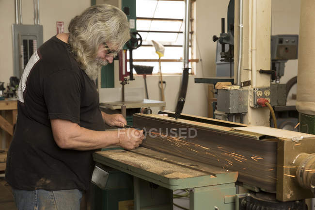 Производитель гитар в мастерской по производству гитары — стоковое фото