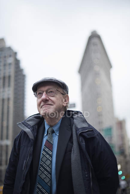 Ritratto di uomo anziano che distoglie lo sguardo sorridente, Manhattan, New York, USA — Foto stock
