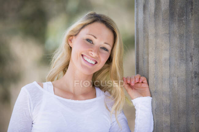 Retrato de mujer rubia con top blanco - foto de stock