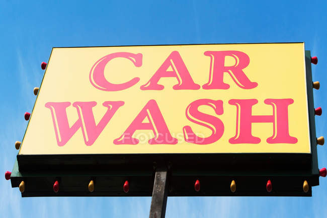 Sinal de lavagem de carro sob o céu azul — Fotografia de Stock