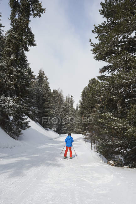 Людина катається на лижах на сніжному схилі — стокове фото