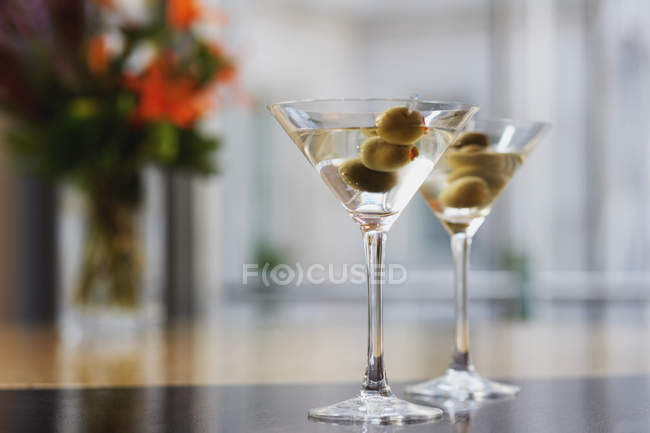 Vasos Martini con aceitunas - foto de stock