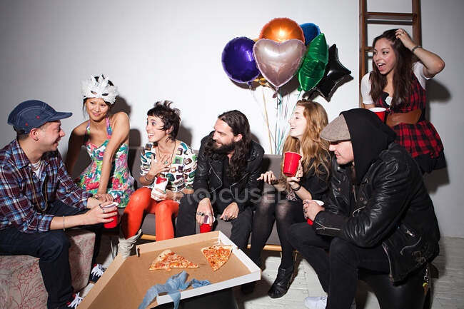 Gruppe von Leuten sitzt auf Party — Stockfoto