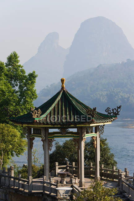 Templo chinês tradicional no lago em yangshuo — Fotografia de Stock
