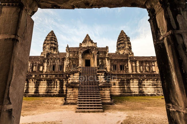 Vista de entrada do templo em Angkor Wat — Fotografia de Stock