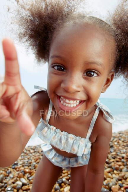Criança posando para câmera na praia — Fotografia de Stock