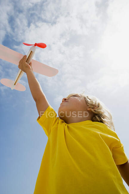 Menino com avião de brinquedo — Fotografia de Stock