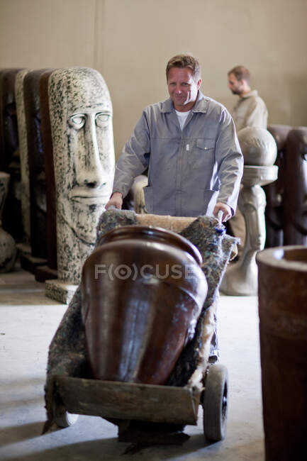 Entregando vaso na fábrica de cerâmica — Fotografia de Stock