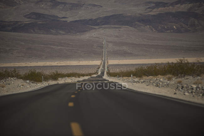 Disminución de la vista de la carretera que se extiende hasta el valle de la muerte - foto de stock