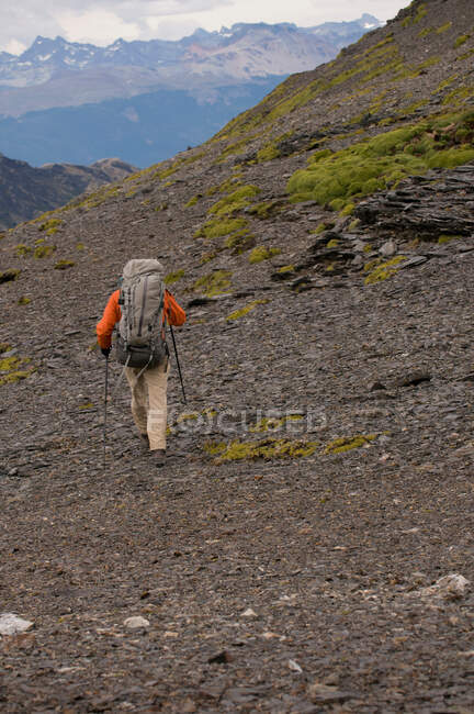 Wanderer wandern mit Stöcken in felsigen Hügeln — Stockfoto