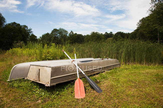 Two upside-down rowing boats — Stock Photo