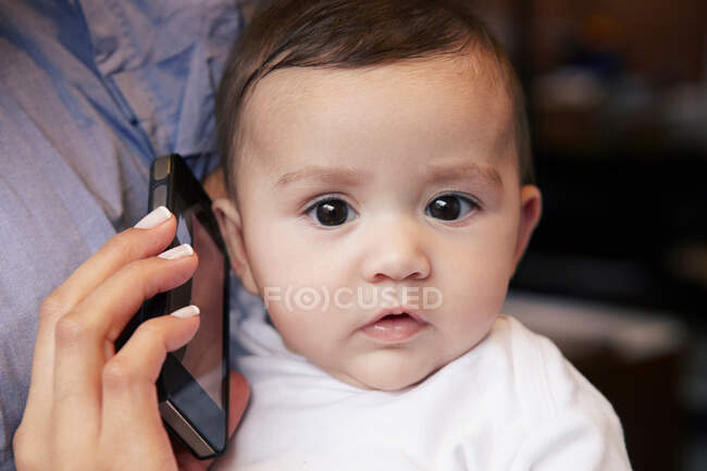 Bébé fille écoute téléphone portable — Photo de stock