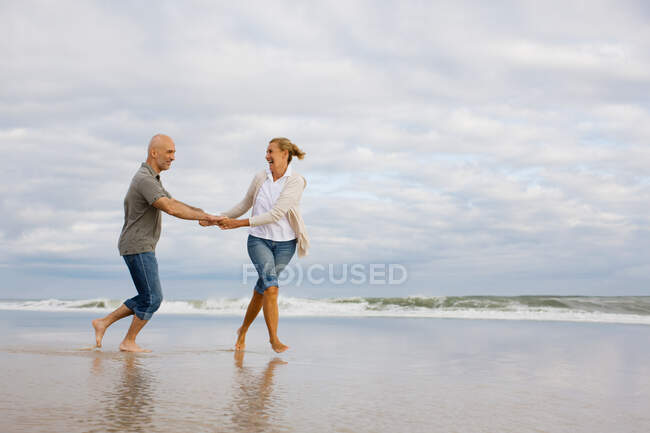 Couple dans la mer — Photo de stock