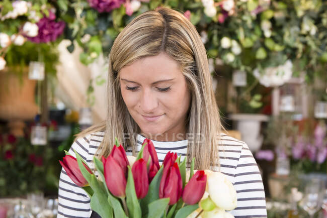 Florista na loja de flores, organizando buquê de flores — Fotografia de Stock