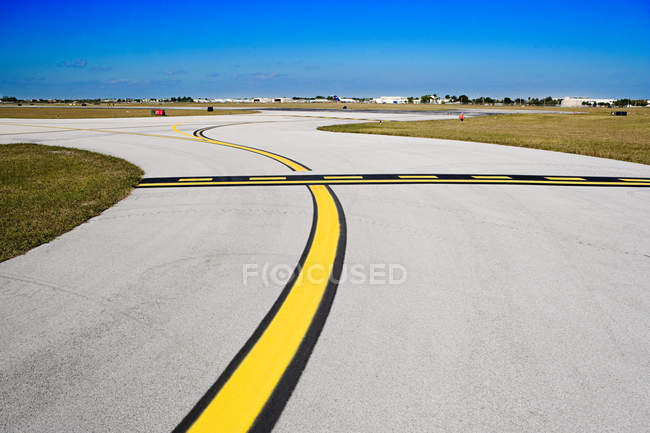 Сценический вид пустой взлетно-посадочной полосы аэропорта днем — стоковое фото