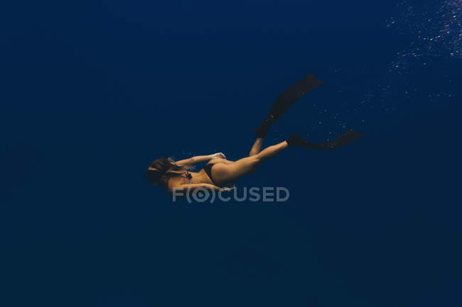 Woman free-diving in sea — Stock Photo