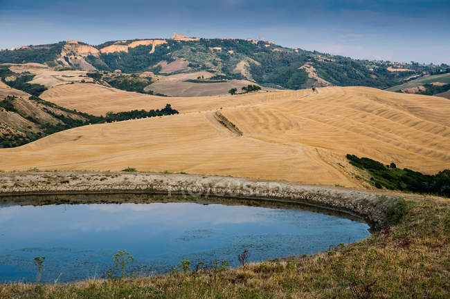 Réservoir dans le paysage toscan — Photo de stock