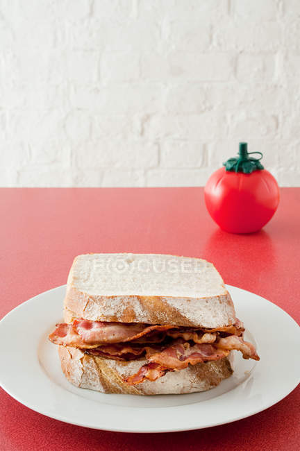 Vista ravvicinata del panino al bacon sul tavolo della cucina — Foto stock