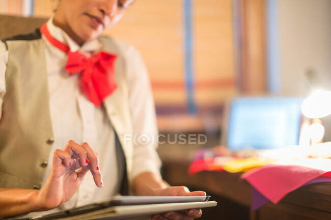 Retrato de mujer de negocios usando tableta - foto de stock
