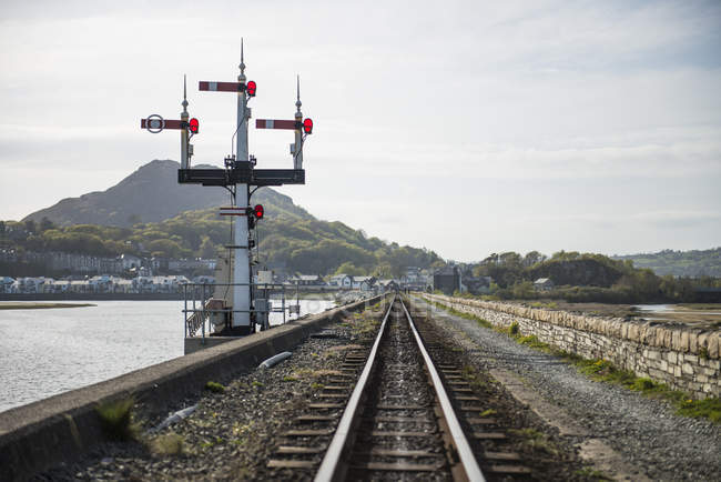 Ffestiniog rail tracks at coast, Porthmadog, Galles, Regno Unito — Foto stock
