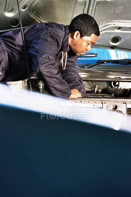 Mechanic working on engine — Stock Photo