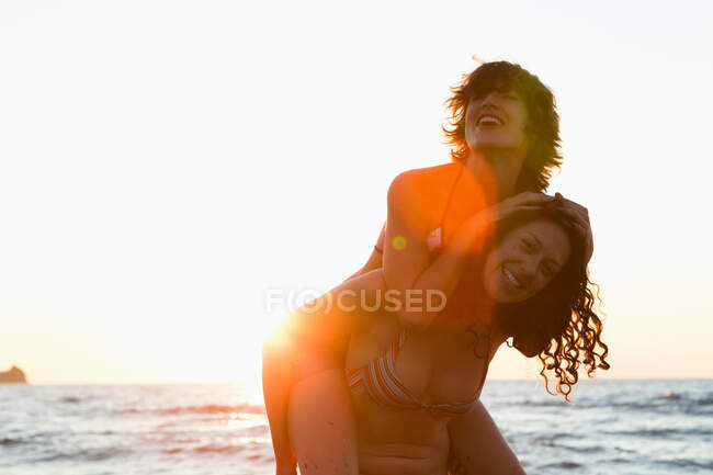 Mujeres jugando juntas en la playa - foto de stock