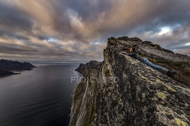 Donna si affaccia sul mare da Segla Peak sull'isola di Senja in autunno, Norvegia artica — Foto stock