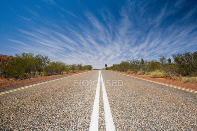 Вид на уровень поверхности обозначенной дороги — стоковое фото