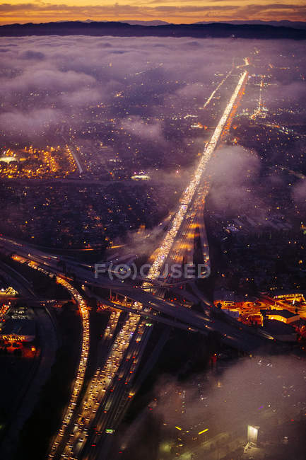 Nuvens sobre a cidade e rodovias — Fotografia de Stock