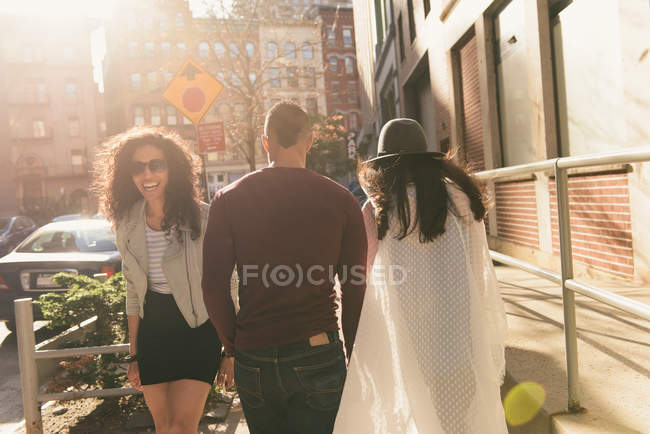 Ritratto di tre amici adulti di mezzo dietro e davanti sulla strada della città — Foto stock