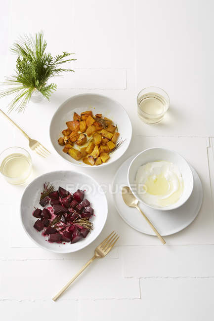 Roasted beets with pines and yogurt — Stock Photo