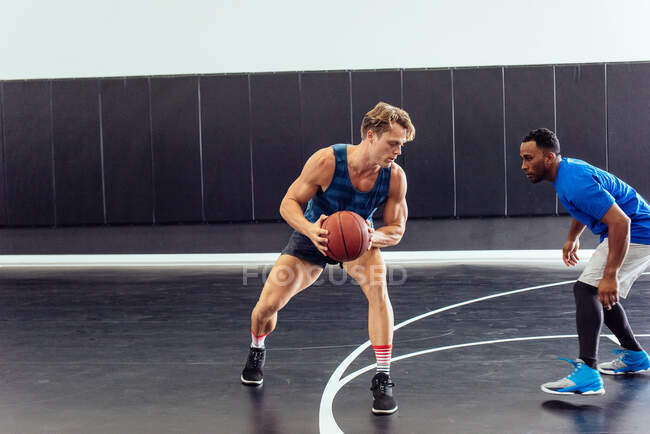 Zwei männliche Basketballer üben Ballverteidigung auf dem Basketballplatz — Stockfoto
